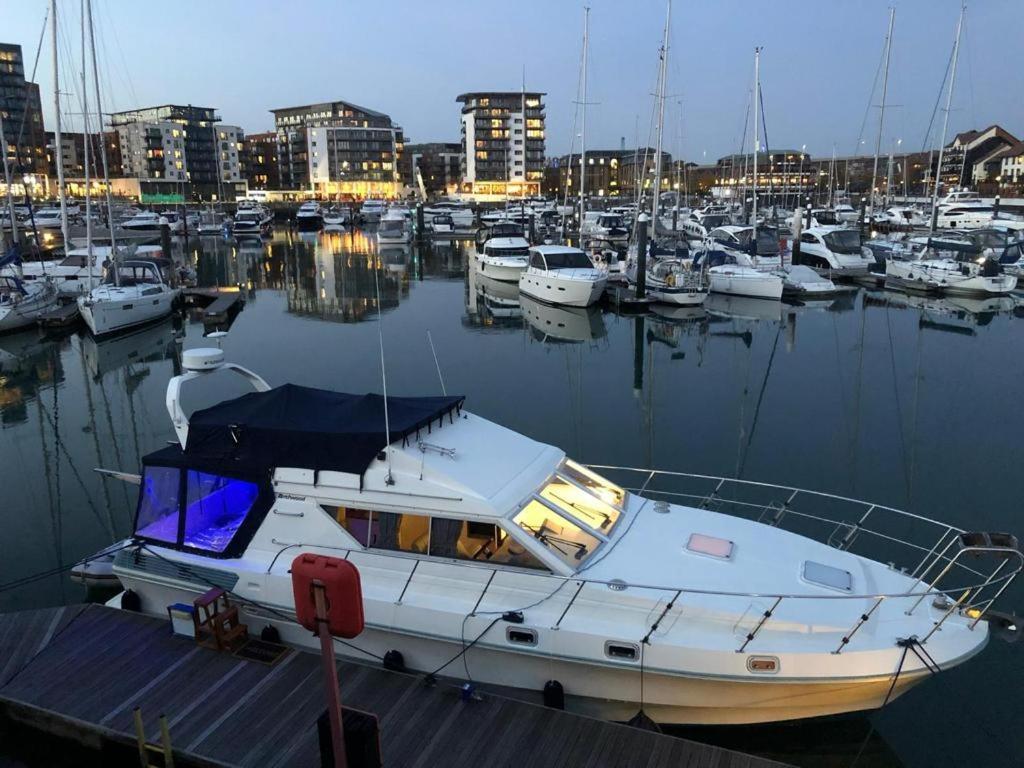 Luxury Yacht Haven: Ocean Village Marina Southampton Exterior photo