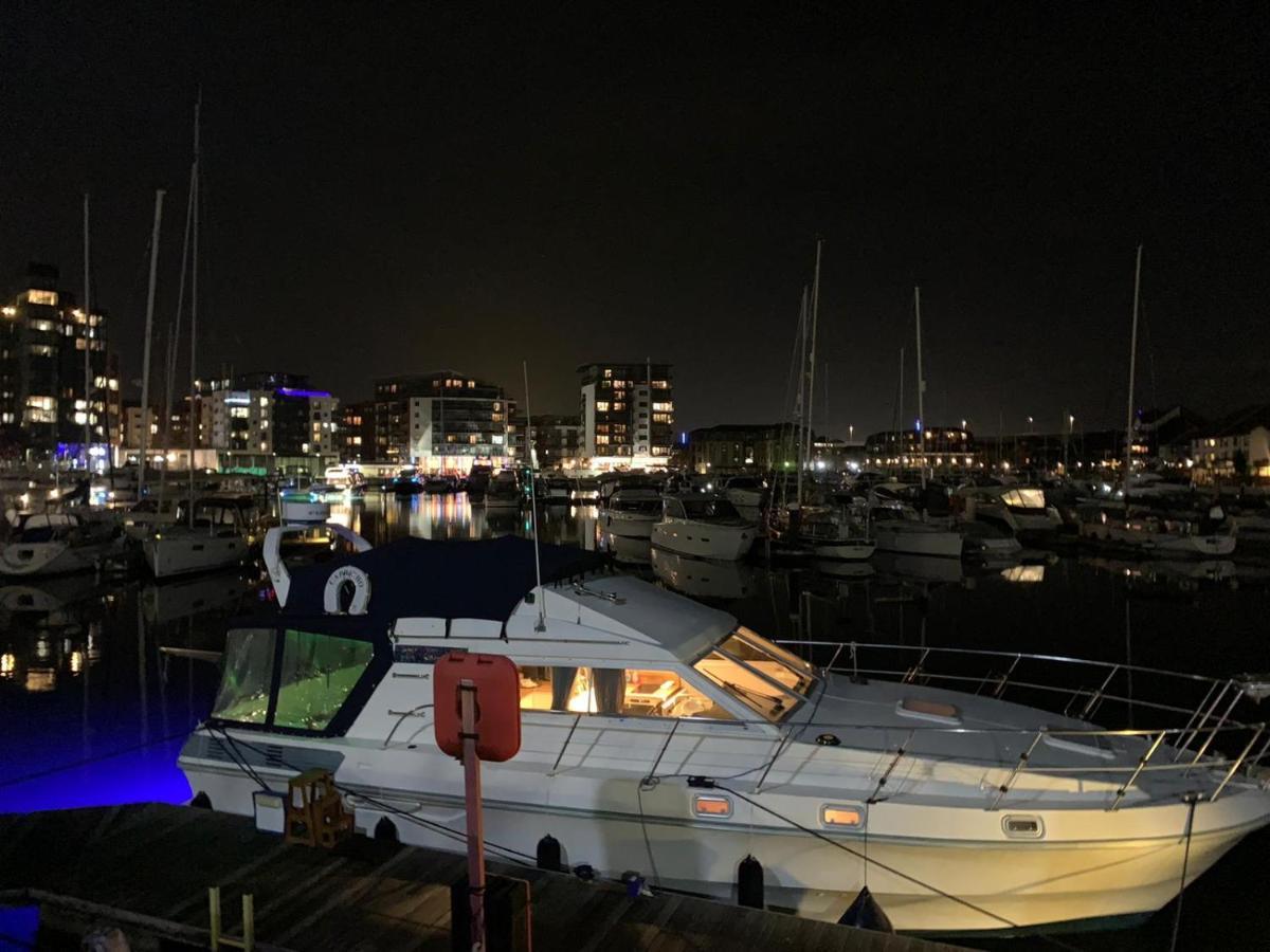 Luxury Yacht Haven: Ocean Village Marina Southampton Exterior photo