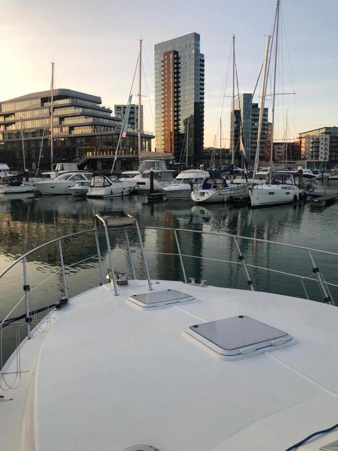 Luxury Yacht Haven: Ocean Village Marina Southampton Exterior photo