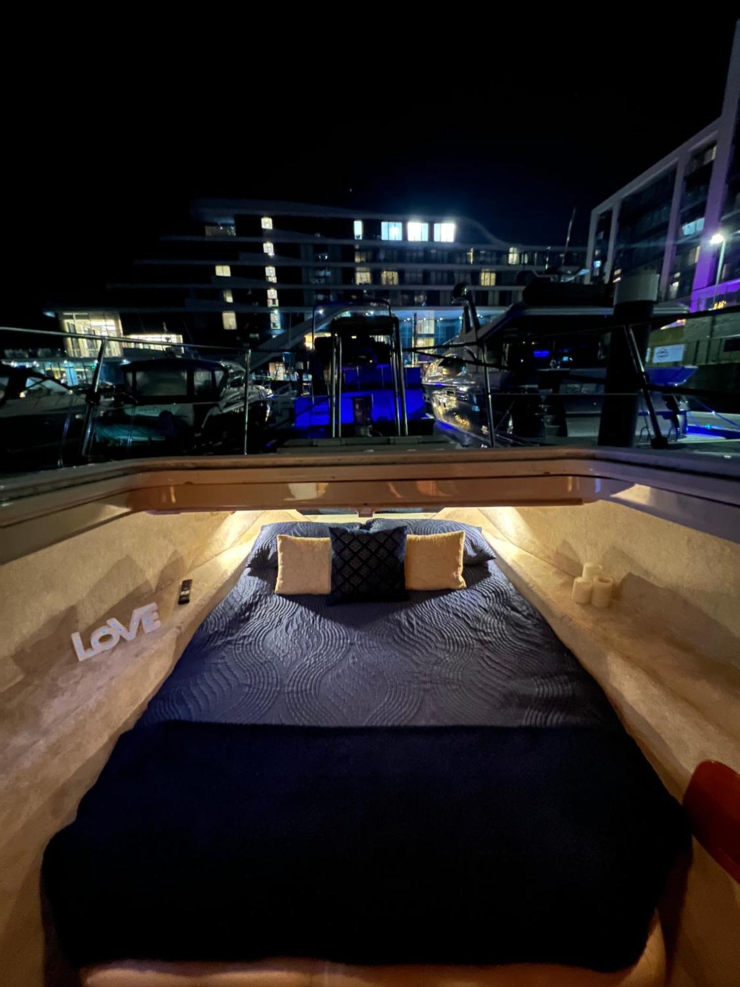 Luxury Yacht Haven: Ocean Village Marina Southampton Exterior photo