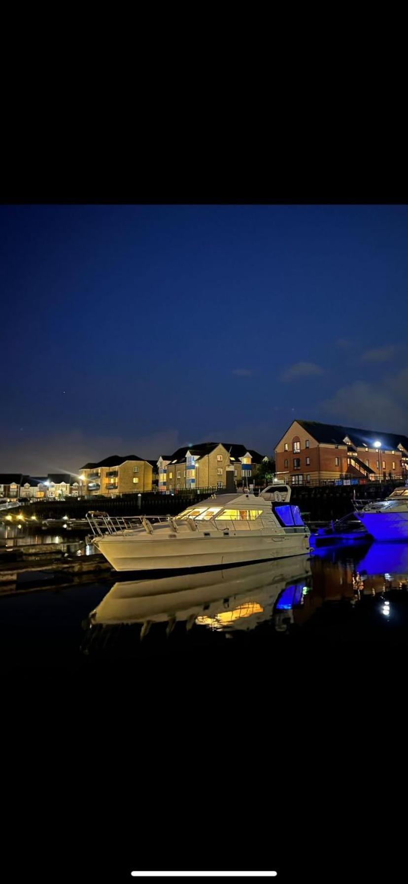 Luxury Yacht Haven: Ocean Village Marina Southampton Exterior photo