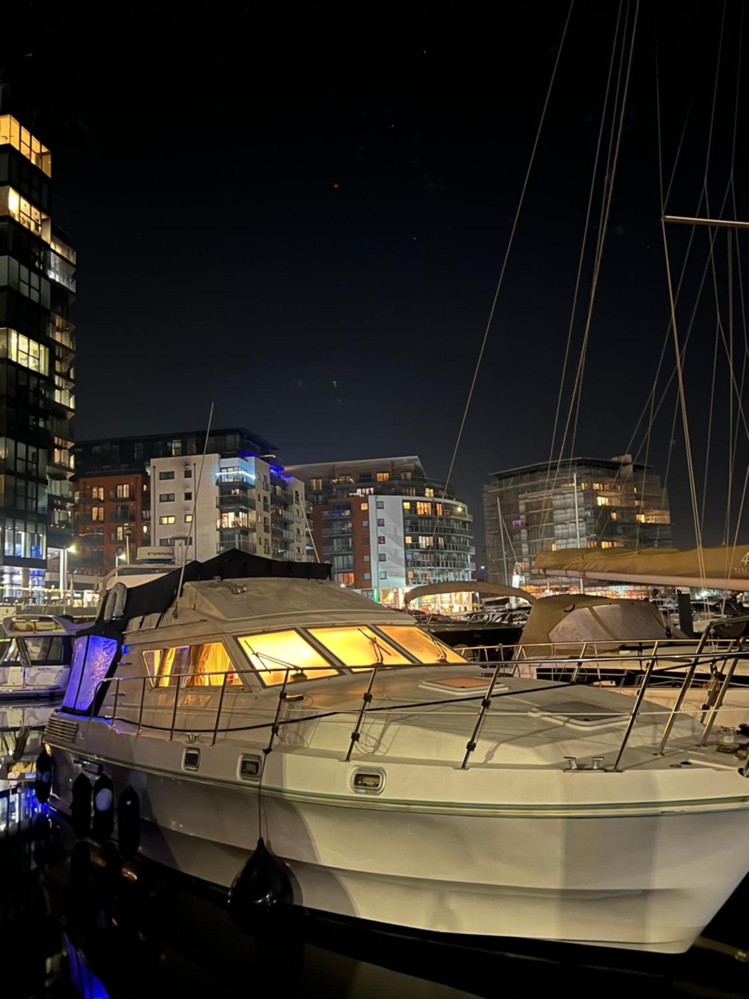 Luxury Yacht Haven: Ocean Village Marina Southampton Exterior photo